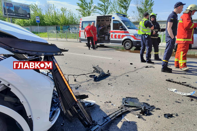 Моторошна ДТП на Здолбунівській: у Києві зіштовхнулися два позашляховики