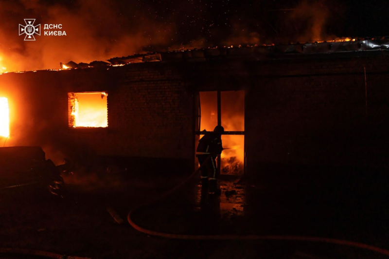 Пошкоджені будинки та авто: наслідки ворожої атаки на Київ (фото)