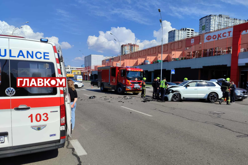 Моторошна ДТП на Здолбунівській: у Києві зіштовхнулися два позашляховики