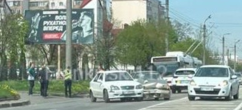 Пасажирку затисло у салоні: жахлива ДТП на Франківщині