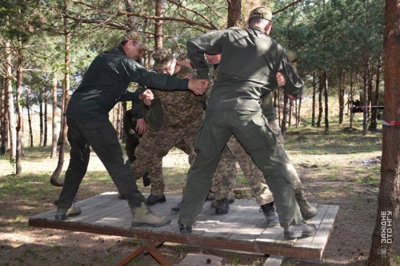 Тимбілдинг під обстрілами: як у Хмельницькому готують військових до злагоджених дій на фронті