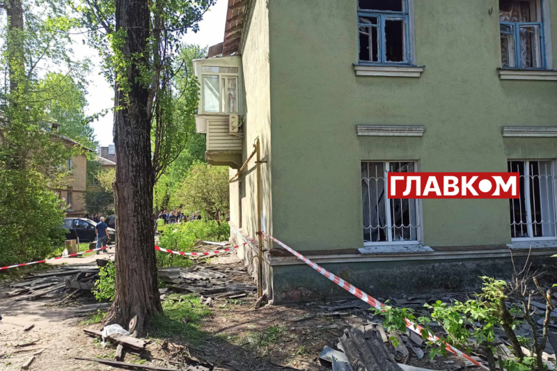 Київ оговтується після масованої російської атаки: фоторепортаж з місця удару