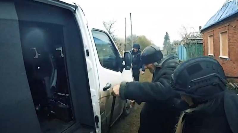 «Білі янголи» вивезли з прифронтового села двох пенсіонерів (відео)