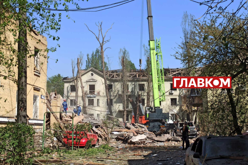 Київ оговтується після масованої російської атаки: фоторепортаж з місця удару
