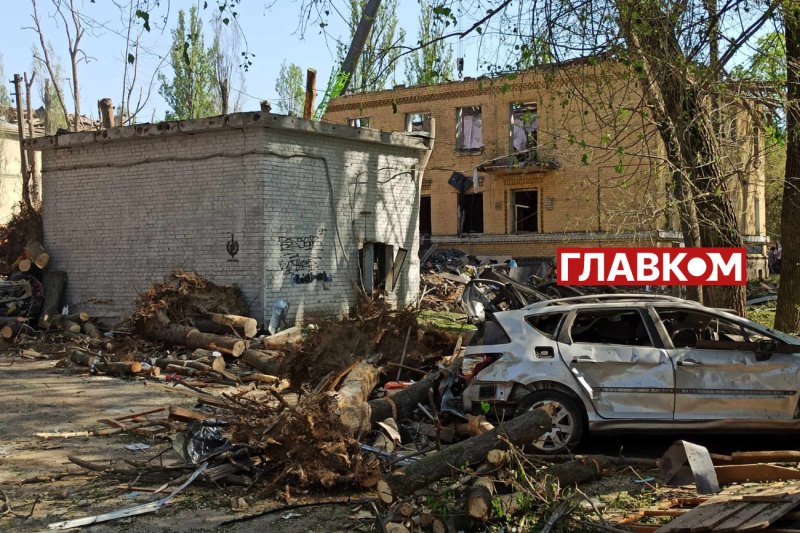 Київ оговтується після масованої російської атаки: фоторепортаж з місця удару