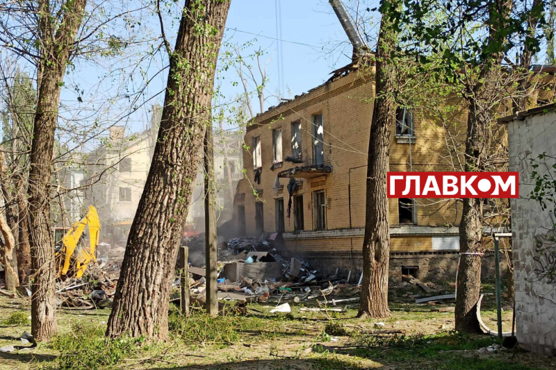 Київ оговтується після масованої російської атаки: фоторепортаж з місця удару