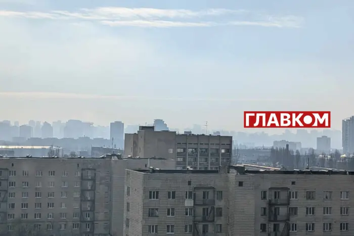 Київ затягнуло смогом із запахом гару (фото)
