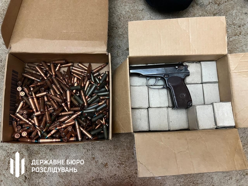 Тисячі патронів, гранатомети та снайперські гвинтівки: у Києві виявлено сховок зі зброєю