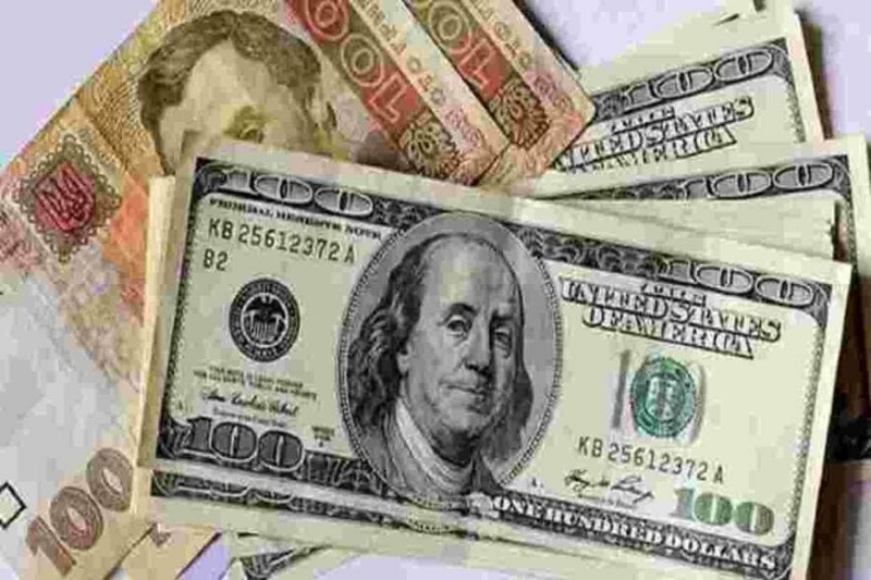 "Долар США обвалився до багатомісячного мінімуму": чи пора українцям терміново мчати в обмінники?