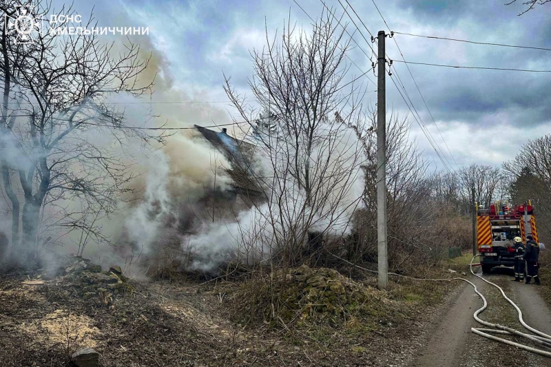 Рятувальники приборкали пожежу в житловому будинку на Хмельниччині