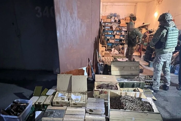 Тисячі патронів, гранатомети та снайперські гвинтівки: у Києві виявлено сховок зі зброєю