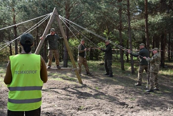 Тимбілдинг під обстрілами: як у Хмельницькому готують військових до злагоджених дій на фронті