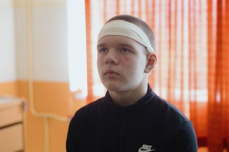 Міністр внутрішніх справ України подякував героїчному сумському школяру, який рятував людей після ракетного удару