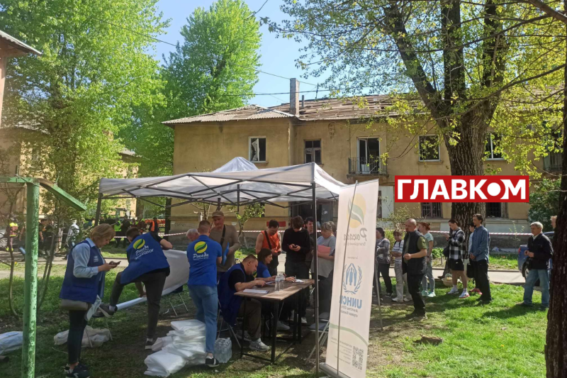 Київ оговтується після масованої російської атаки: фоторепортаж з місця удару