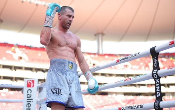 Після поразки Бенавідесу Гвоздик ефектно повернувся, нокаутувавши Голлоуея