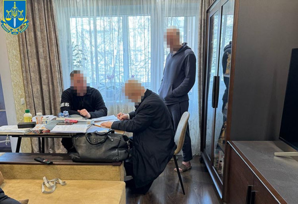 Директора комунального підприємства міськради Дніпра підозрюють у закупівлі транспорту для ЗСУ за завищеними цінами