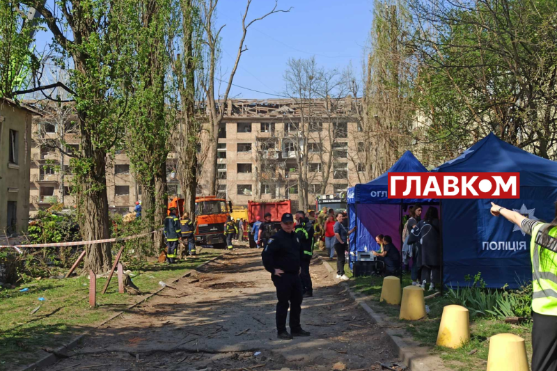 Київ оговтується після масованої російської атаки: фоторепортаж з місця удару