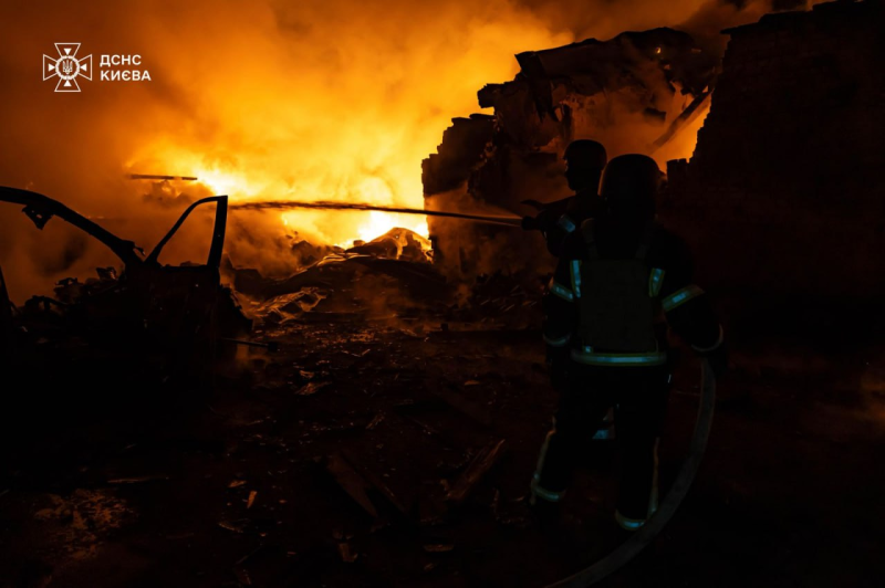 Пошкоджені будинки та авто: наслідки ворожої атаки на Київ (фото)