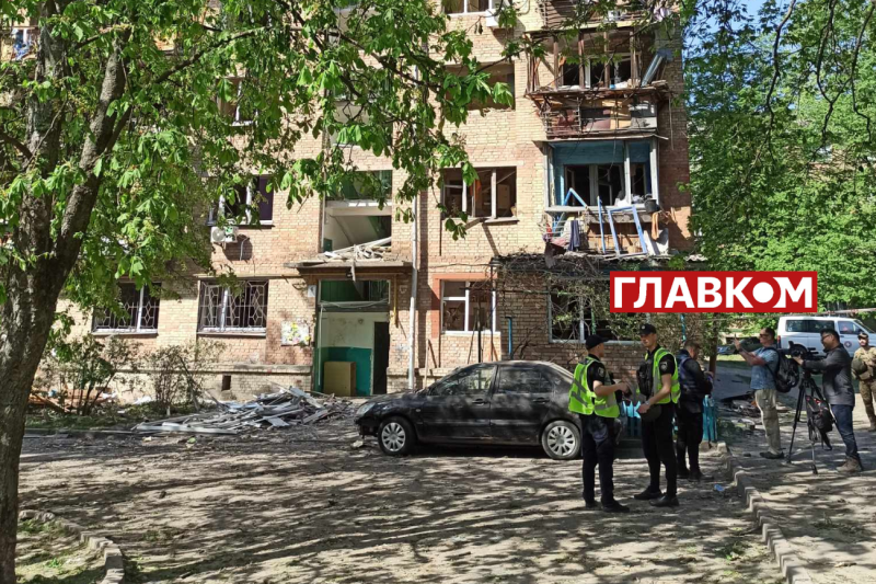Київ оговтується після масованої російської атаки: фоторепортаж з місця удару