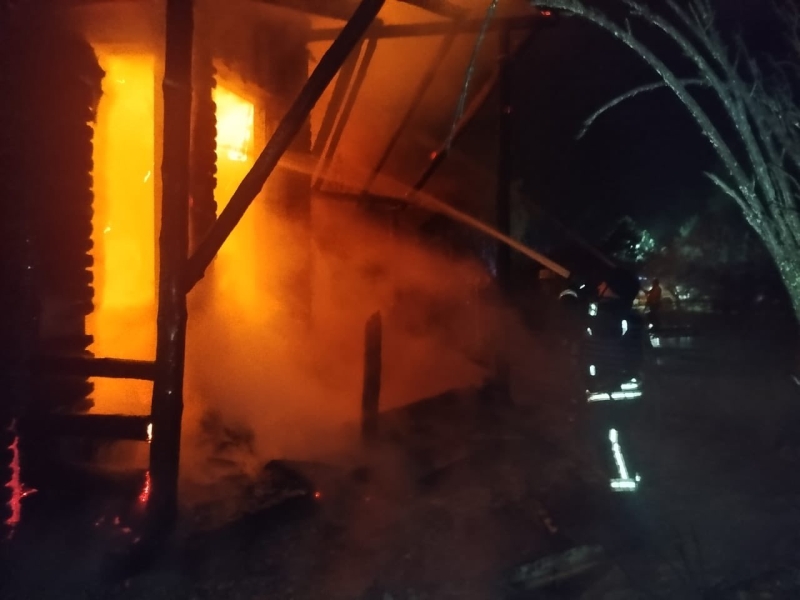 Внаслідок ворожої атаки у Броварах загорівся готельно-ресторанний комплекс