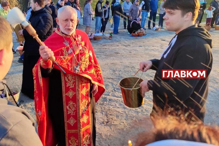 Українці святять великодні кошики: фоторепортаж з Києва