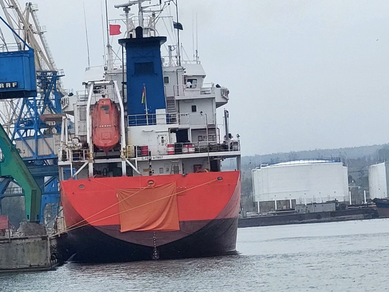 Росія продовжує використовувати Керченський рибний порт для експорту зрідженого газу та українського зерна
