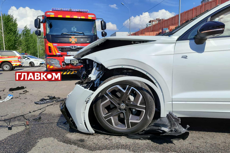 Моторошна ДТП на Здолбунівській: у Києві зіштовхнулися два позашляховики