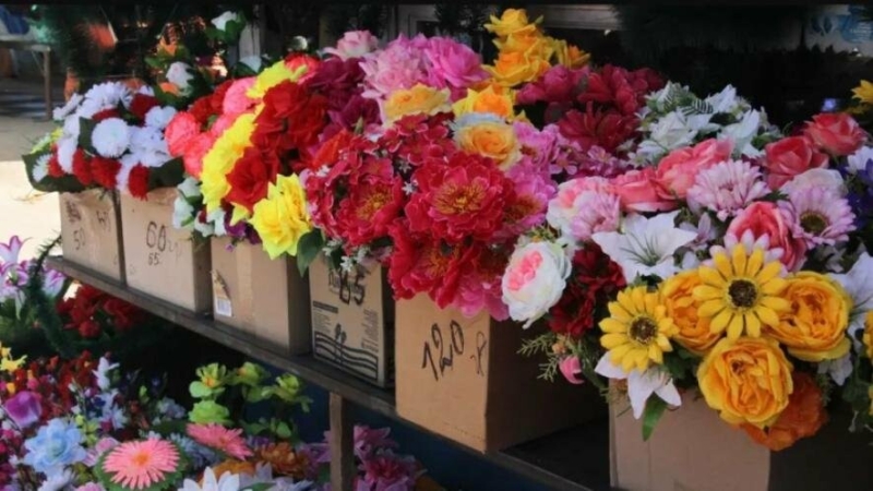 "Викликають рак і виділяють токсини": жителів Тернопільщини попереджають про небезпеку через штучні квіти