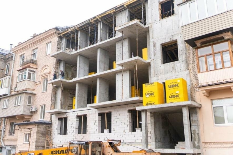 У Запоріжжі триває відбудова багатоповерхівки на проспекті, зруйнованої російською ракетою