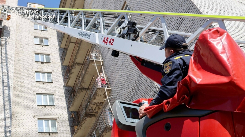 У Запоріжжі сталася пожежа у дев’ятиповерховому гуртожитку, – ФОТО