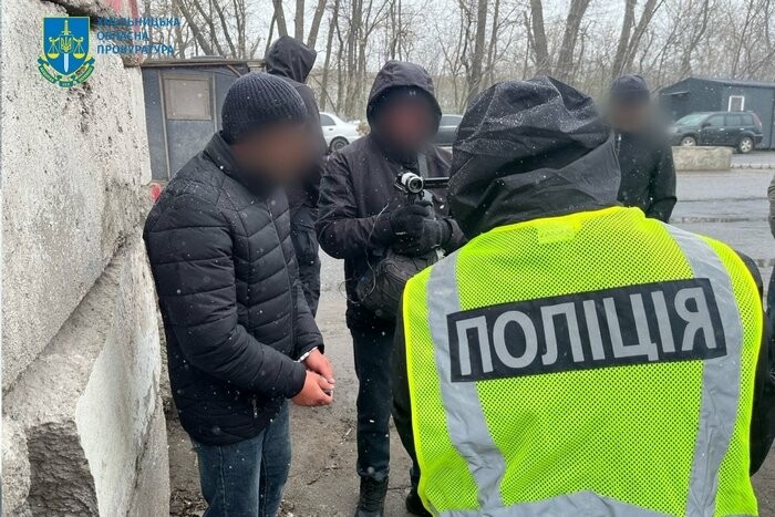 У Хмельницькому затримали трьох іноземців за розбій і вимагання 20 тисяч доларів