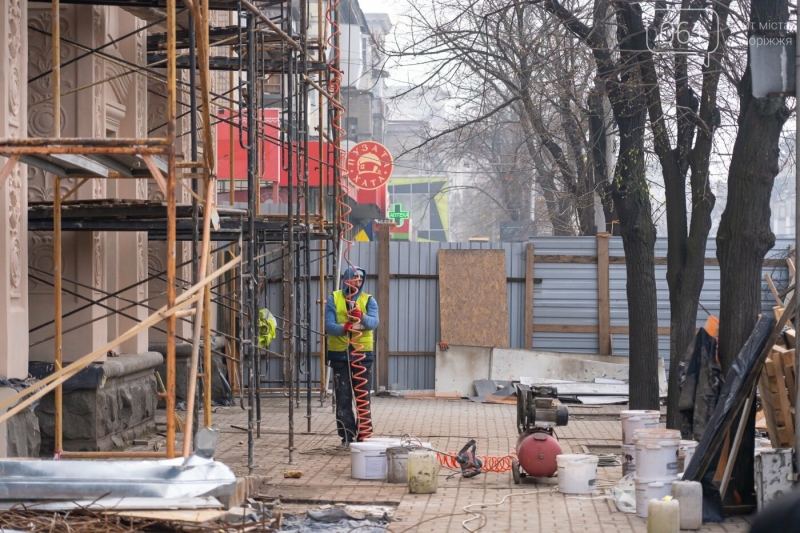 У Запоріжжі триває відбудова багатоповерхівки на проспекті, зруйнованої російською ракетою