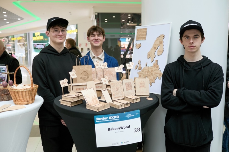 Юні підприємці з чотирьох областей показали свої товари та ідеї на ярмарку у Франківську (ФОТО)