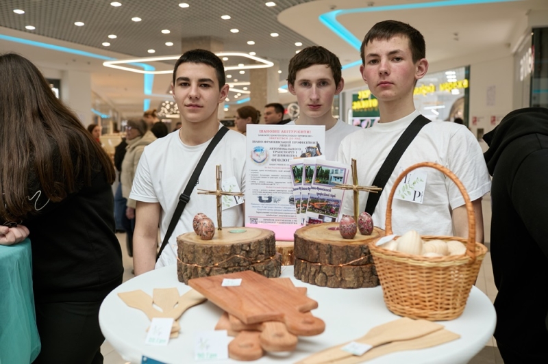 Юні підприємці з чотирьох областей показали свої товари та ідеї на ярмарку у Франківську (ФОТО)