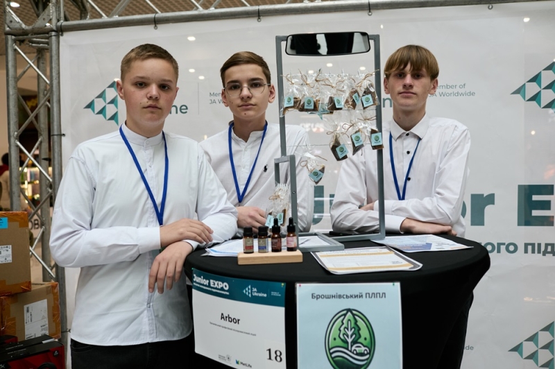 Юні підприємці з чотирьох областей показали свої товари та ідеї на ярмарку у Франківську (ФОТО)