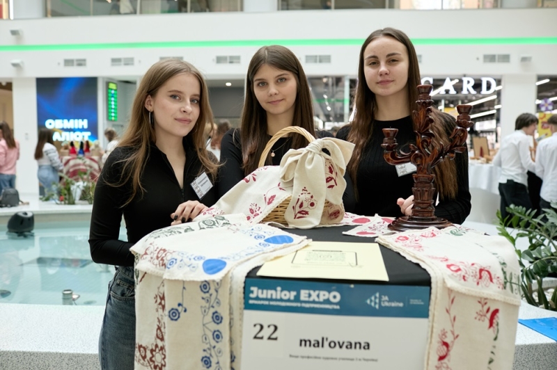 Юні підприємці з чотирьох областей показали свої товари та ідеї на ярмарку у Франківську (ФОТО)