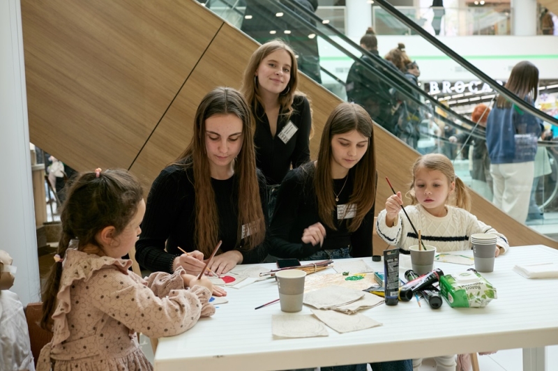 Юні підприємці з чотирьох областей показали свої товари та ідеї на ярмарку у Франківську (ФОТО)