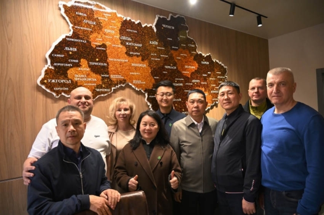 Китаянок приваблює рівненський бурштин, бо незвичайний