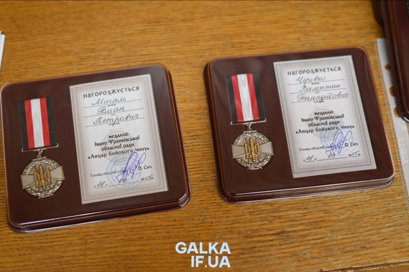 “Лицарі бойового чину”: обласна рада відзначила військових та депутатів за мужність і внесок у розвиток краю (ФОТО)
