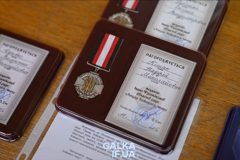 “Лицарі бойового чину”: обласна рада відзначила військових та депутатів за мужність і внесок у розвиток краю (ФОТО)