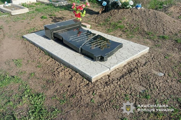 На Дніпропетровщині 32-річна жінка пошкодила на сільському цвинтарі десятки пам’ятників та хрестів