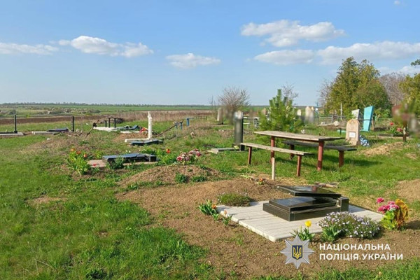 На Дніпропетровщині 32-річна жінка пошкодила на сільському цвинтарі десятки пам’ятників та хрестів