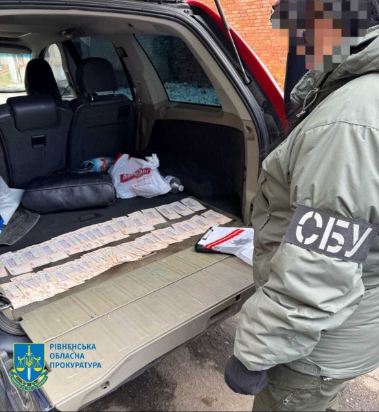 На хабарі в 50 тисяч упіймали директорку з держустанови на Рівненщині (ФОТО)