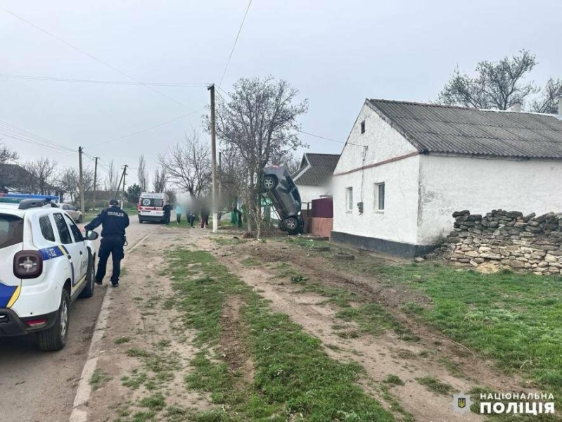На Миколаївщині п&rsquo;яний водій вилетів з дороги та влетів у дерево: постраждали пасажири, - ФОТО