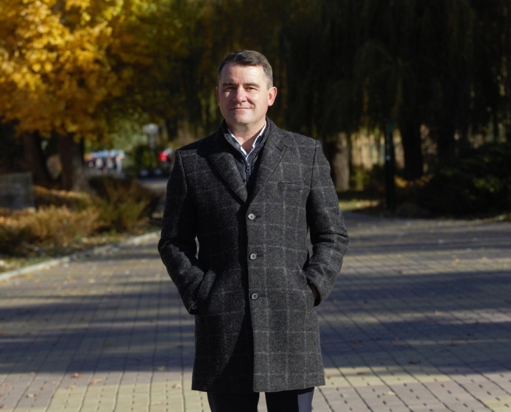 Нові квартири та авто: скільки заробляють голови військових адміністрацій у Донецькій області