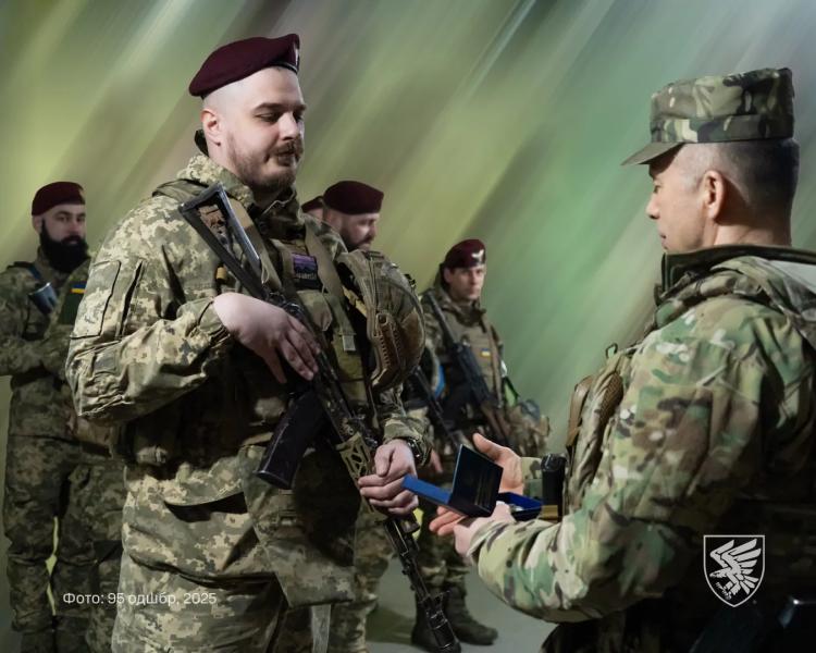 Офіцер з Полтавщини зупинив російський наступ на Курщині й отримав “Хрест військова честь” від Головнокомандувача ЗСУ