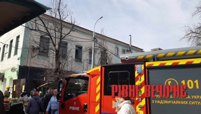 Перехожих налякав кабель, що задимів біля ринку у Рівному (ФОТО)