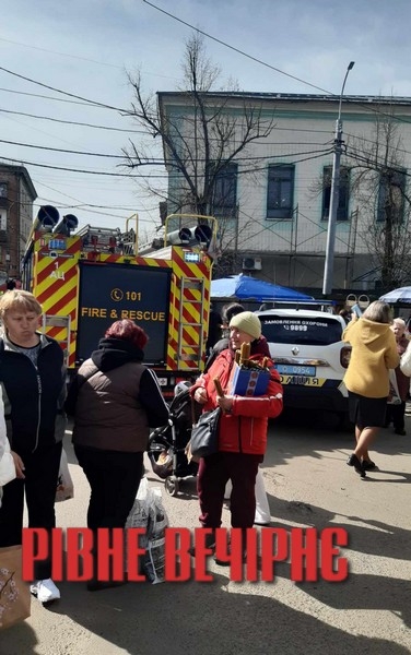 Перехожих налякав кабель, що задимів біля ринку у Рівному (ФОТО)