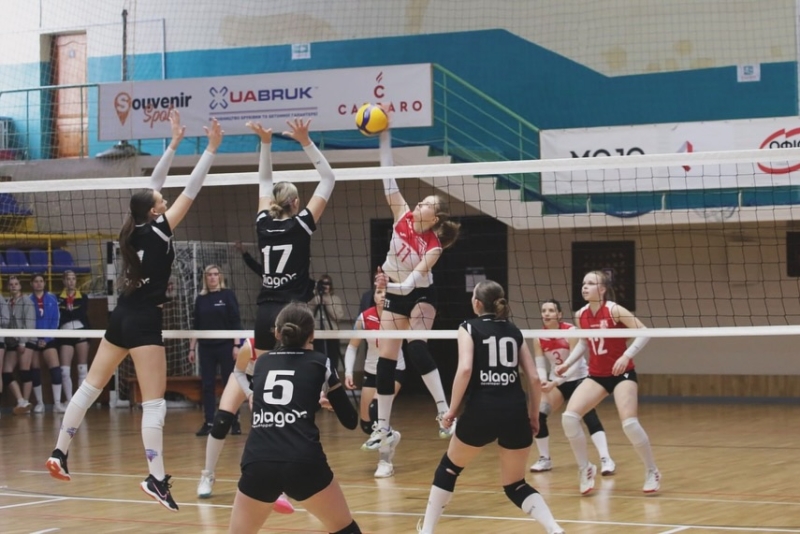 “П’ять днів на майданчику вирували неймовірні емоції”: прикарпатські волейболістки – чемпіонки України серед юніорів (ФОТО)