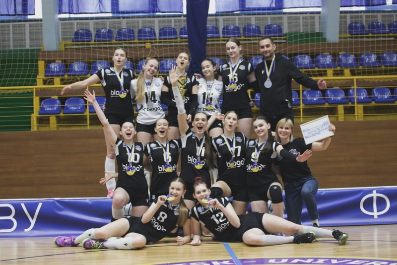 “П’ять днів на майданчику вирували неймовірні емоції”: прикарпатські волейболістки – чемпіонки України серед юніорів (ФОТО)